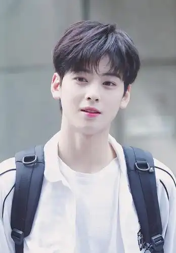 车银优深色系搭配,尽显韩国男明星气质,优雅迷人,帅气时尚