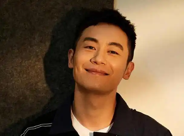 朱亚文妻子沈佳妮放出了自己在国外旅游的照片,照片中的她素颜出镜