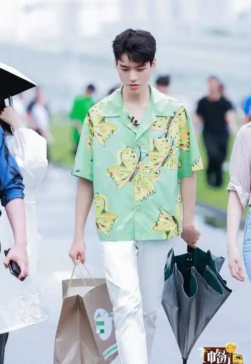 龚俊身穿花蝴蝶衬衫太养眼,妥妥"大学生"",不得不说龚俊的186身高一般