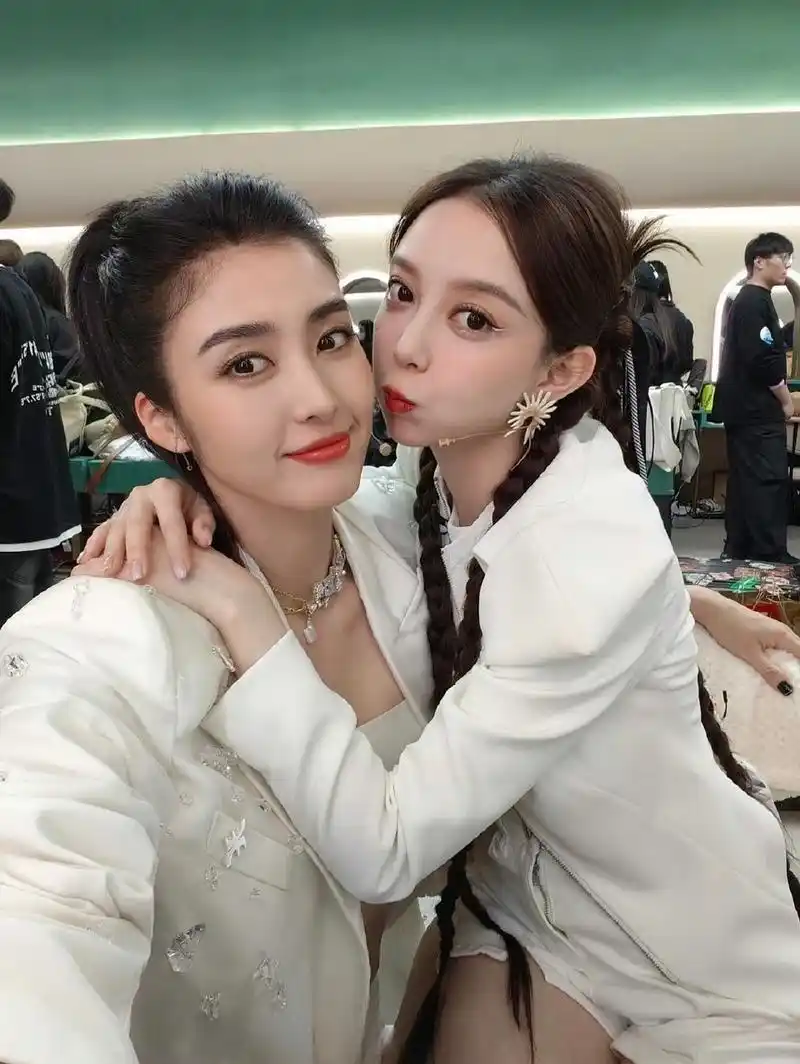 汪小敏ins唯一关注是赵丽娜#汪小敏和赵丽娜也太好磕了吧,这身高惨膊