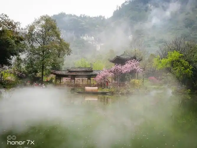 来制造仙境般的效果3月是游玩桃花源的最佳时机传说中的世外桃源到了