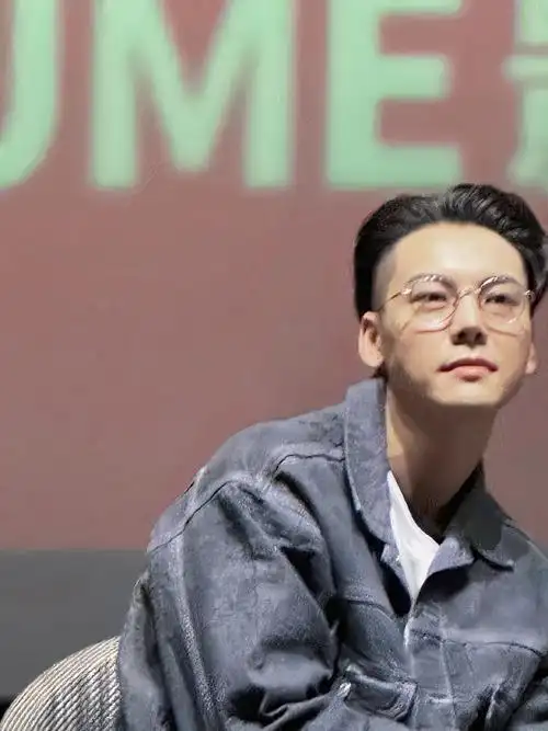 陈伟霆超话#电影爆裂点路演#真的!太鲨了!金边眼镜陪牛仔.