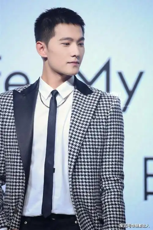 原创杨洋终于换对发型搭配格纹西装成熟干练连气质都变得不一样了