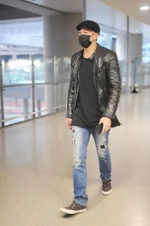 45岁何润东时髦造型,皮衣 牛仔裤很有男人味,这身材令人羡慕