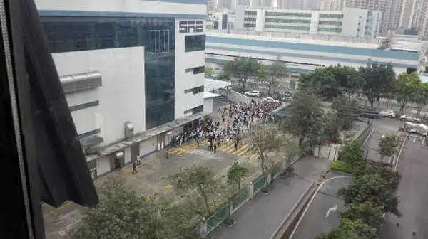 爆东莞万人大厂新科电子裁员 员工围堵大门口