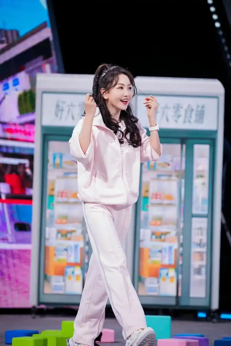 明星# #杨蓉#  杨蓉一身粉色运动装,好甜好休闲.