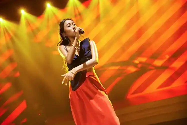 吉克隽逸造型真大胆 感觉像"裹块布"就登台了