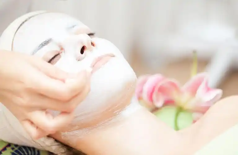 美容院皮肤护理图片-美女享受护肤的乐趣素材-高清图片-摄影照片-寻图