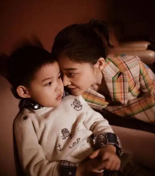 梅婷儿女正脸照曝光女儿眉眼和她似复制粘贴儿子圆嘟嘟太像爸