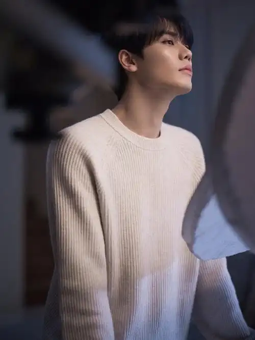 林彦俊蓝发清爽帅气写真图片