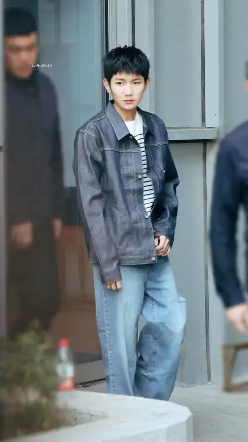 王源我是唱作人今日上班路透短发帅哥酷酷的上班