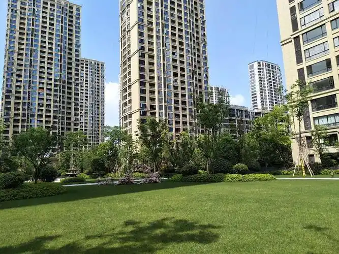 江南国际城单间房东直租,带大飘窗,1500/月包物业.