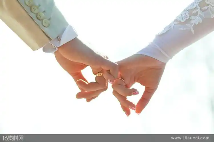 双手勾在一起的情侣高清摄影图片