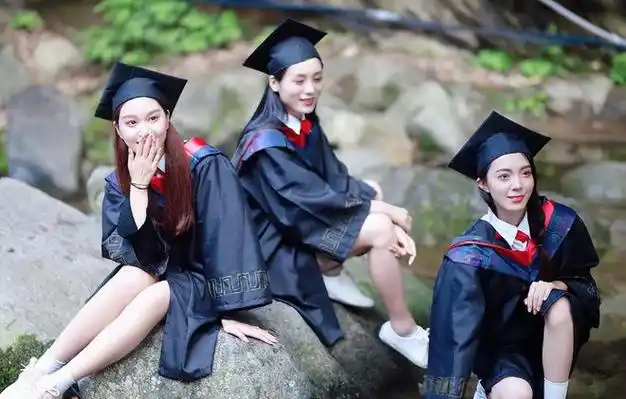 大学生国风毕业照惊艳全场云肩搭配学士服这波毕业照赢麻了