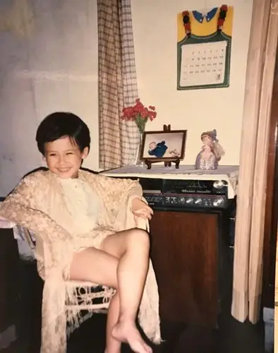 马思纯童年照遭曝光 光脚丫跷二郎腿俏皮可爱