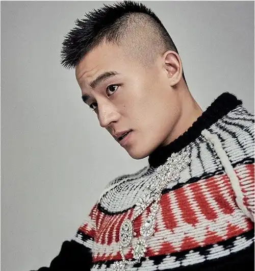 欧豪封面大片:挑战多种风格新奇搭配,自然随性