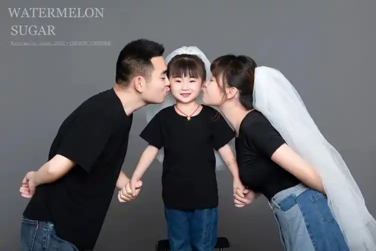 一家三口全家福这样拍不挑人还耐看