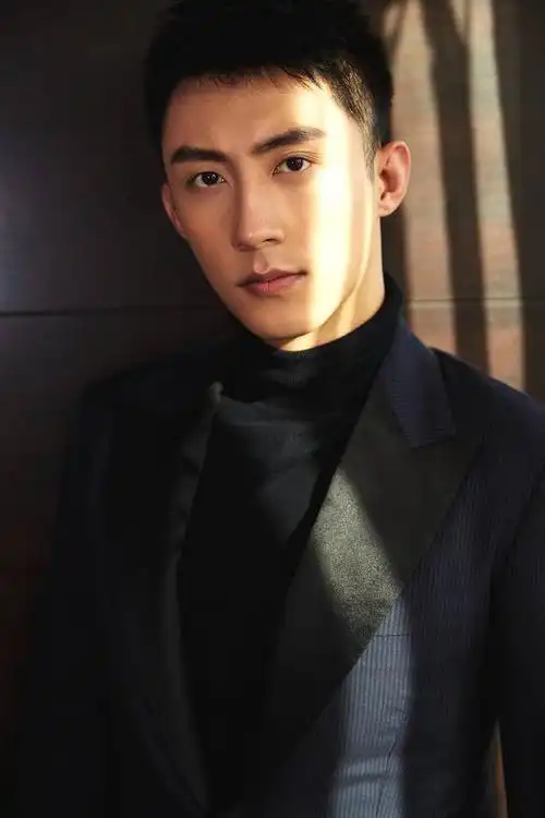 p>黄景瑜,1992年11月30日出生于辽宁省丹东市,中国内地影视男演员