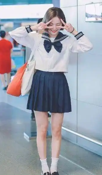 蔡徐坤的《情人》合作舞台也让人很惊艳,没有想到许佳琪唱歌也可以