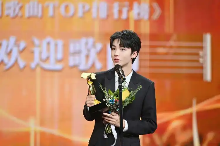 王俊凯手拿奖杯的领奖合集,根苗正红的优秀少年