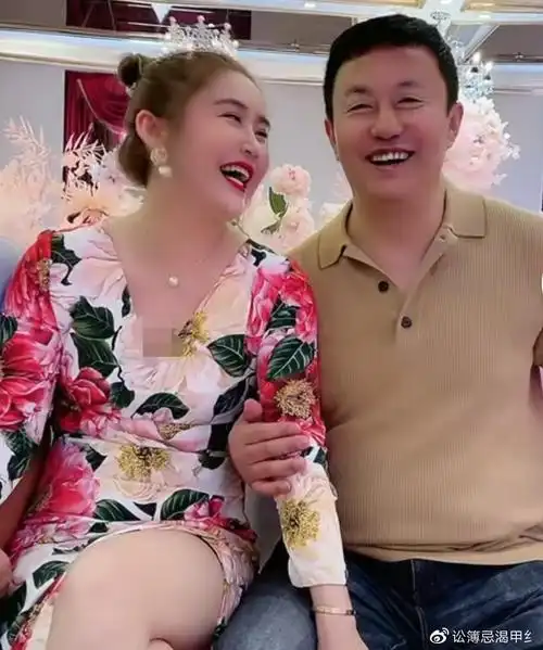 长贵小19岁娇妻生日太豪华穿深v长裙身材火辣获56岁丈夫献吻