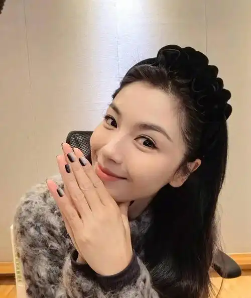 刘涛对镜晒美甲自拍姿势可爱戴黑框眼镜笑容温婉