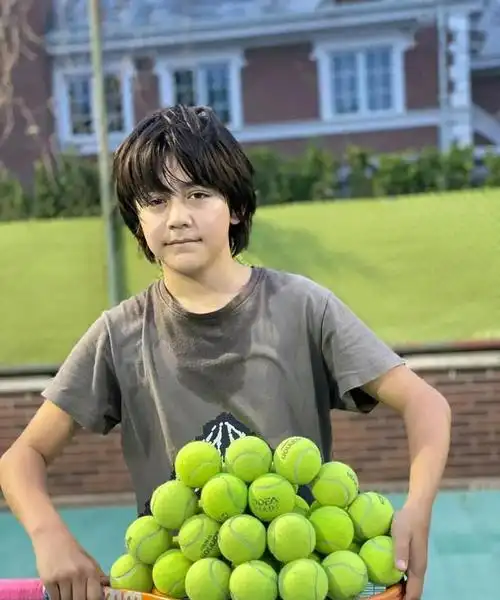 在5月29日晚间,网络上曝光了一组刘烨儿子诺一与朋友们组建乐队激情