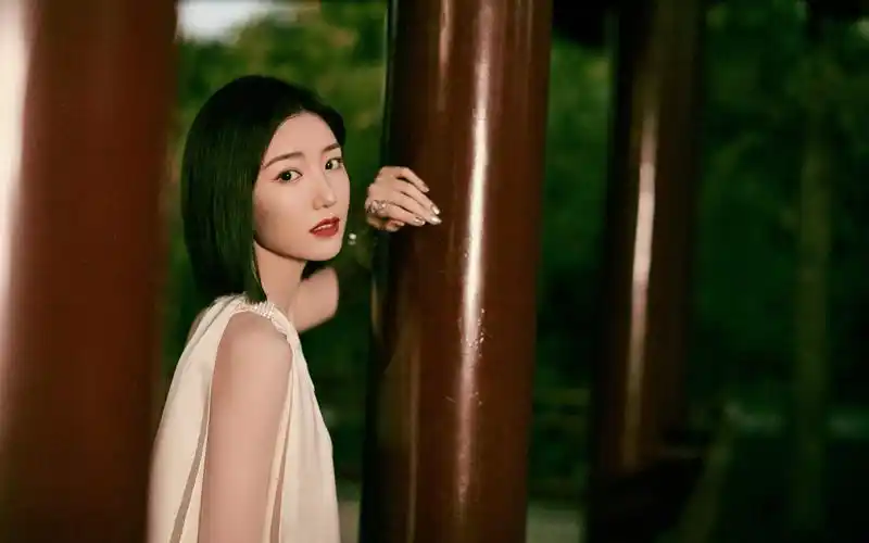 毛晓彤曼妙白裙写真桌面壁纸