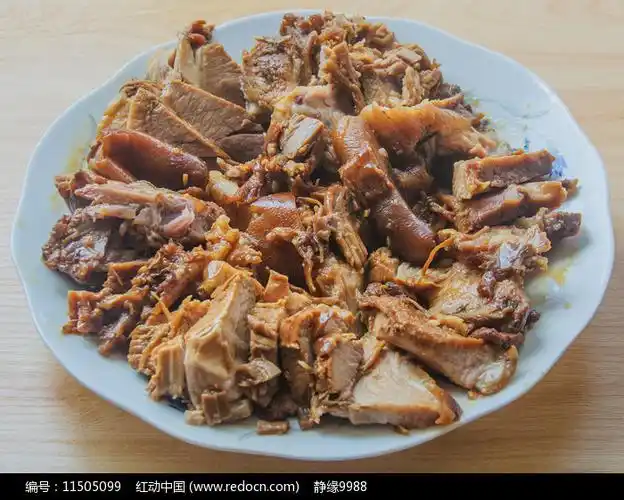 一盘切成片的酱猪肘子肉