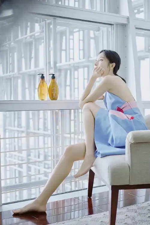 35岁张俪穿蓝色风衣好少女,169的高挑身材,网友:真好看!