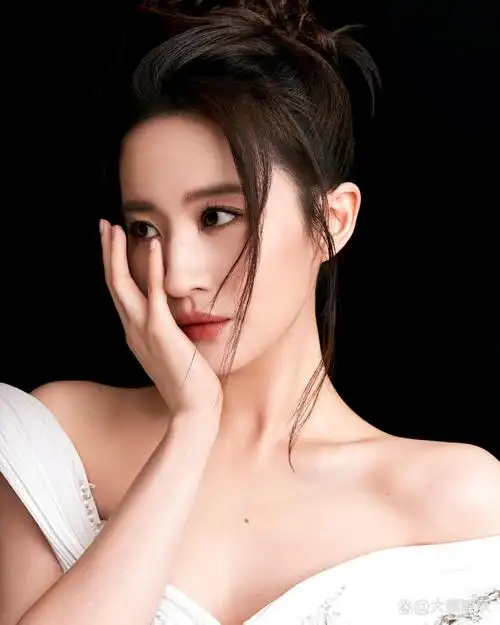 中国女演员刘亦菲近期现身宝格丽灵蛇系列艺术展览及品牌活动,她身着