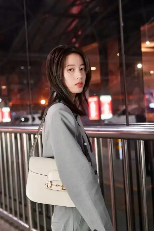 周雨彤深夜西服街拍写真图片33