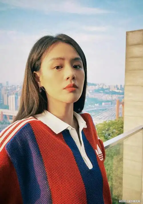 马思纯出席活动近照曝光,穿黑色裙子身材发福明显,网友:状态差