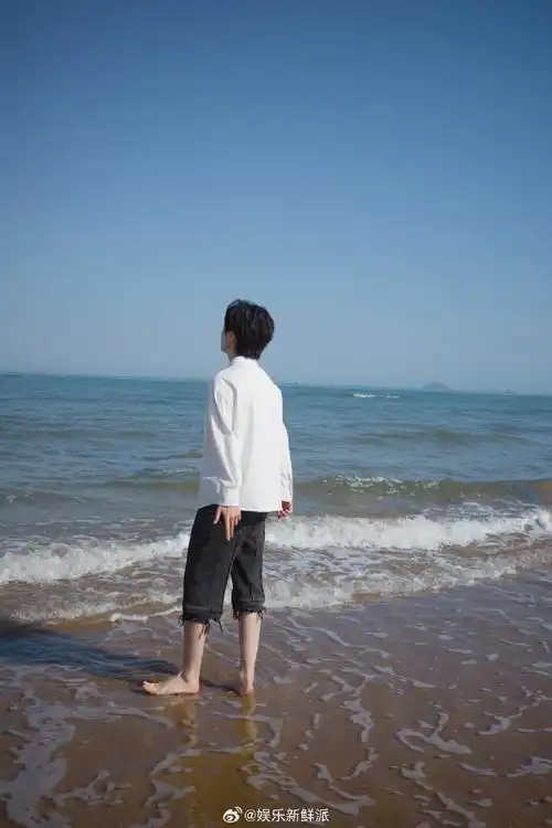 白衬衫搭配黑色小猫领带👔好可爱阳光☀️沙滩🏖️少年超有