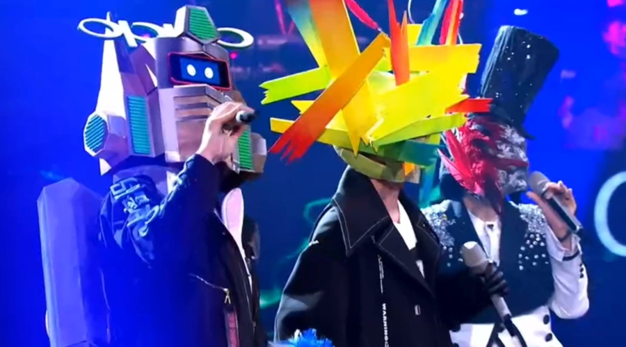 三位蒙面歌王改编刘德华经典《笨小孩》,全场观众嗨翻了