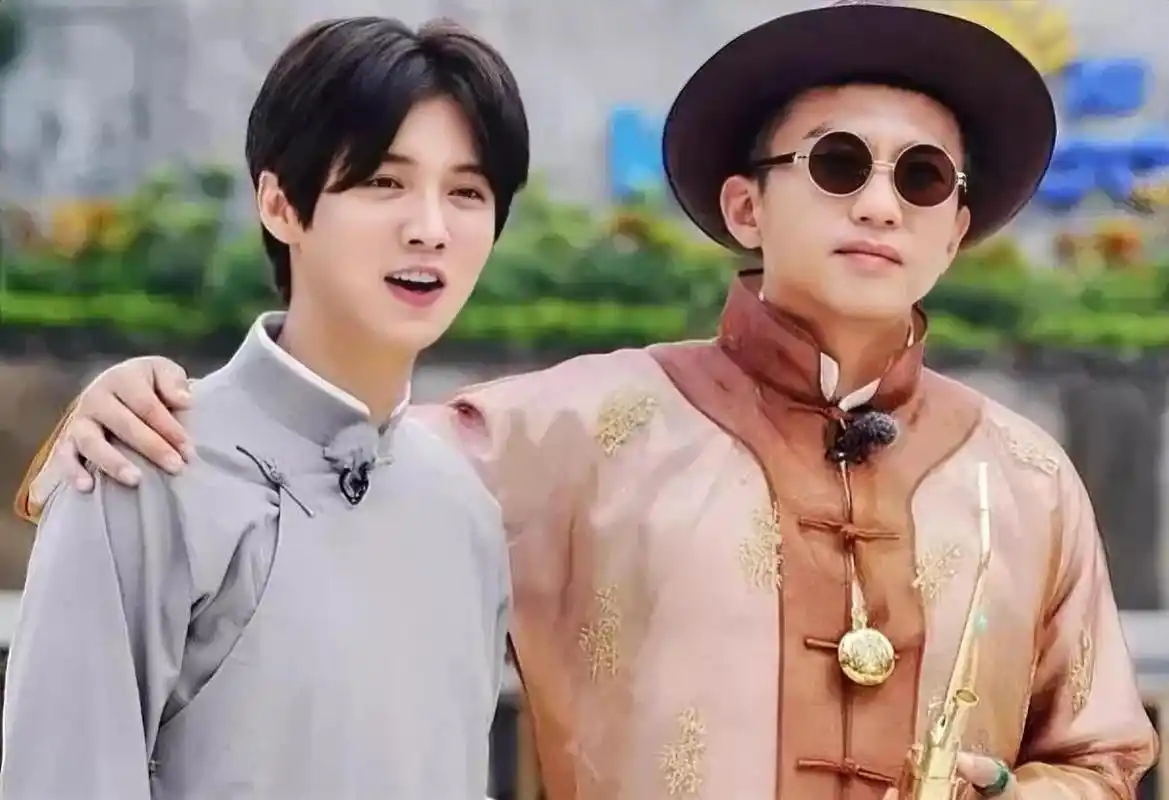 邓超喊话让鹿晗买单,他只需要负责吃好吃饱就行,而后,鹿晗的一句话