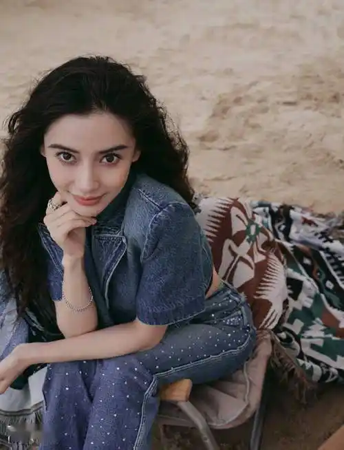 angelababy曝海边大片羊毛卷发型尽显港风韵味