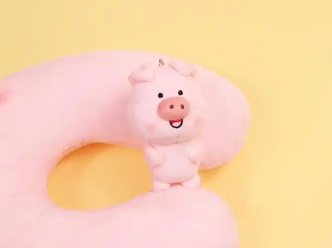 源厂现货小笨猪4寸挂件批发 工厂直销正版授权可爱毛绒钥匙挂件