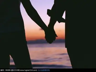 有一张照片是一对情侣的背影,两个人都背了背包,手牵手的照片!求图片