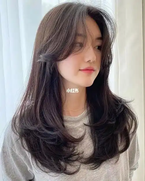 真的可以尝试这款刘海哟~可扎可批空气八字刘海的特点:中间短,薄,不会