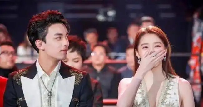 吴磊说话时往前靠,有谁留意关晓彤下意外的反应?是否避嫌很明显