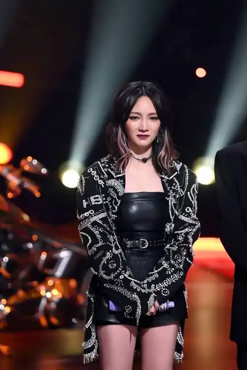 孟佳回应舞台造型显胖问题是我的问题会好好减肥