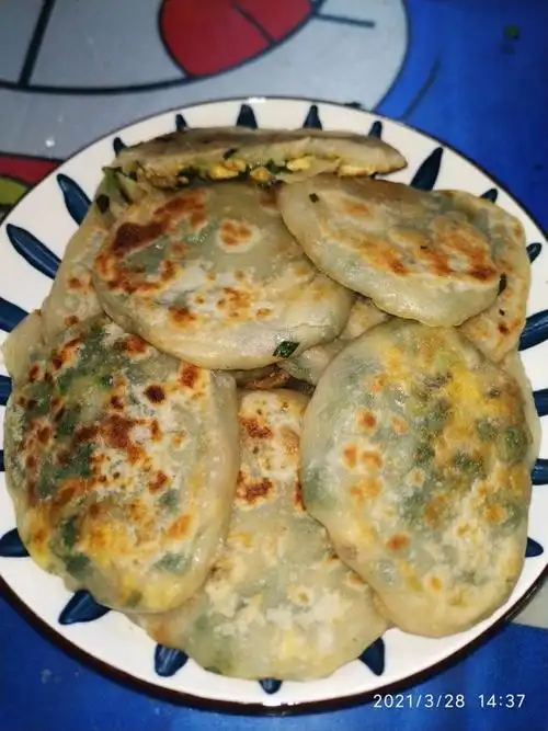 lynn恩1g75做的发面韭菜饼