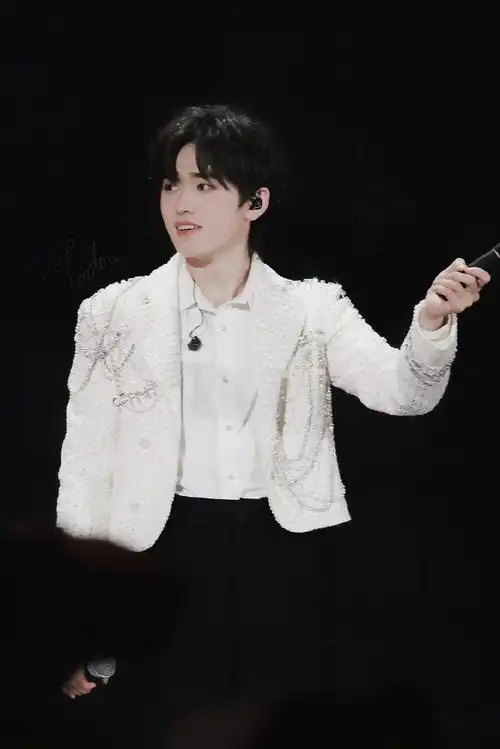 宋亚轩超话20230502 海口演唱会元气/霸气随意切换90@时代少年团