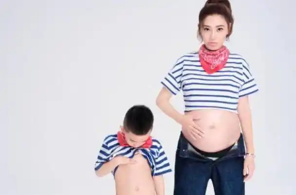 应采儿拍孕期照,jasper学妈妈露肚子,表情像极了陈小春_时候_镜头