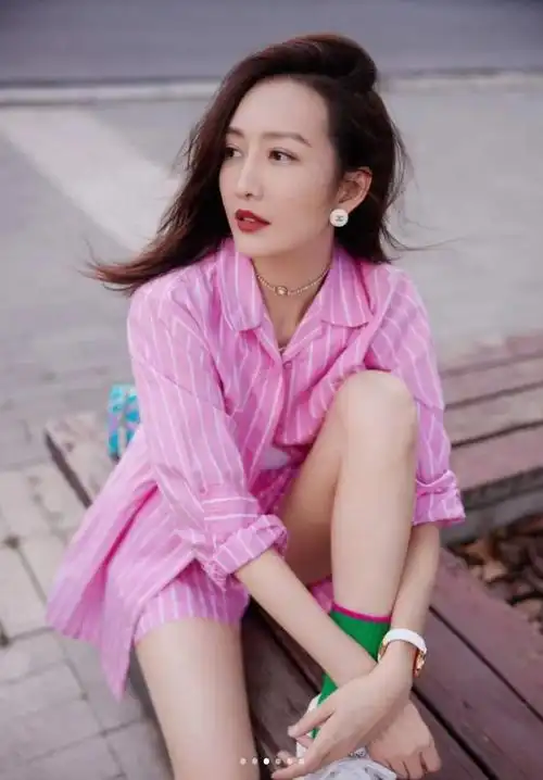 王鸥当妈后换了风格,穿条纹衬衫 短裤 小白鞋,41岁美出新高度