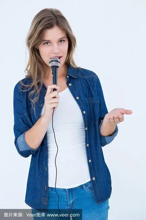 拿着麦克风唱歌的女人
