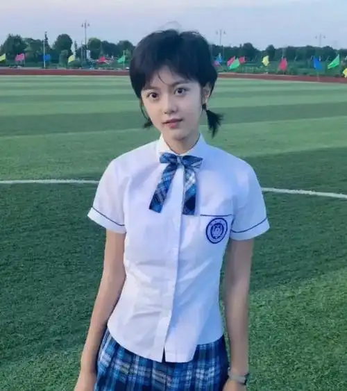 30位女星校服造型:赵露思张力十足,孙千舒适休闲