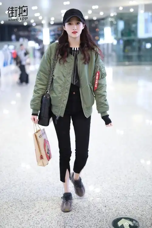 关晓彤 机场照 出处见水印.