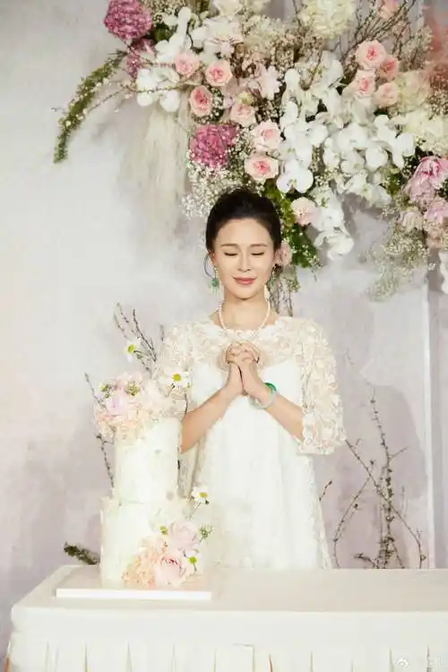 关悦45岁生日左吻闺蜜董璇,右吻老公佟大为,好不热闹_民国_身高_女儿